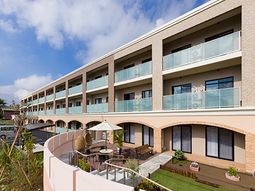 バルコニー付きの明るい建物