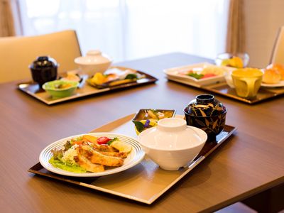 食事セットのテーブル