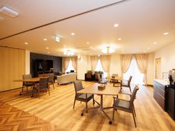 広々とした共有ラウンジ