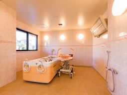 明るい浴室設備