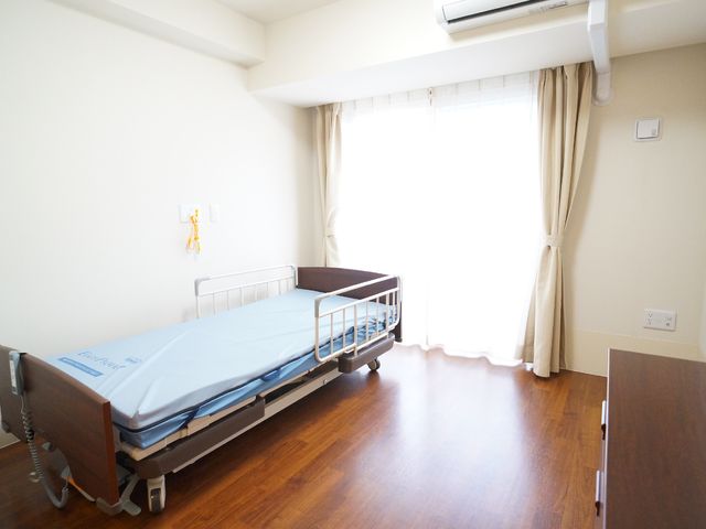 清潔感のある明るい居室 居室 ゆったりとした空間の個室で、リラックスして過ごすことが出来ます。周囲は静かで明るい光が差し込み、居心地の良さを感じていただけることでしょう。