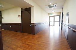 明るく広い廊下の様子
