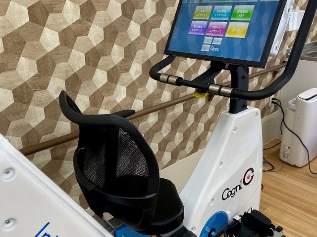 リハビリ機器のある部屋 コグニバイク 最新のリハビリ機器を設置した訓練室です。自分のペースで体力向上やリハビリが行えます。