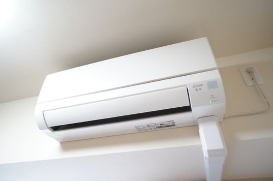 壁掛けエアコンのクローズアップ