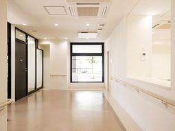 清潔な施設の廊下
