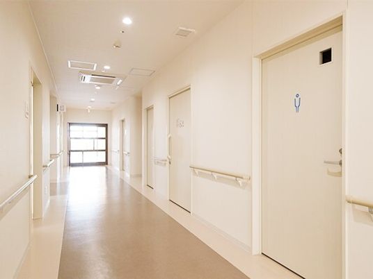 手すり付きの明るい廊下