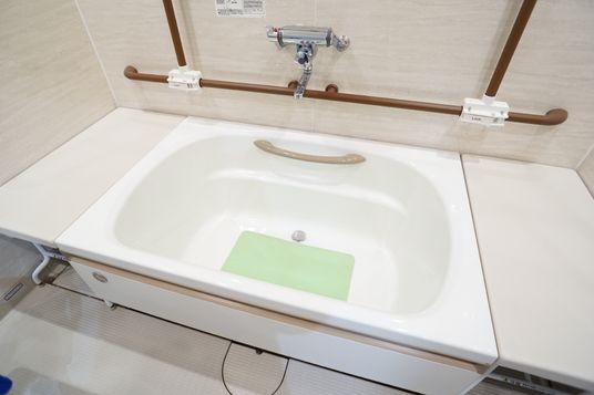 手すり付きの浴槽