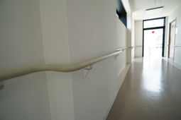 手すり付き明るい廊下