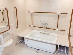 バリアフリーの浴室設備