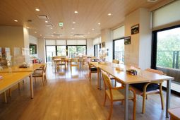 明るい食堂の様子