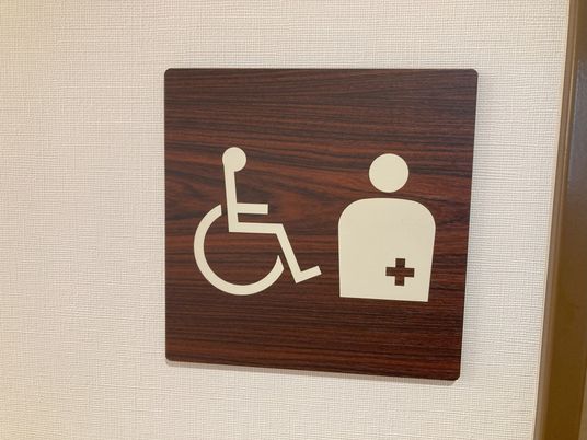 車椅子と医療マークの看板