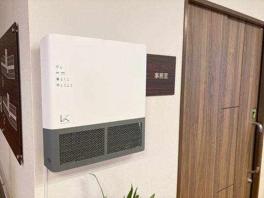 エアコンが設置された廊下
