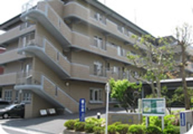 緑豊かな建物外観 外観 緑に囲まれた落ち着いた雰囲気が魅力の外観です。シンプルなデザインが印象的です。