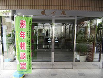 ガラス扉のエントランス