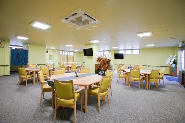 広々とした食堂の光景