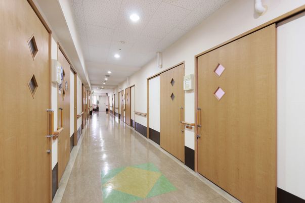 廊下とドアが写る居室