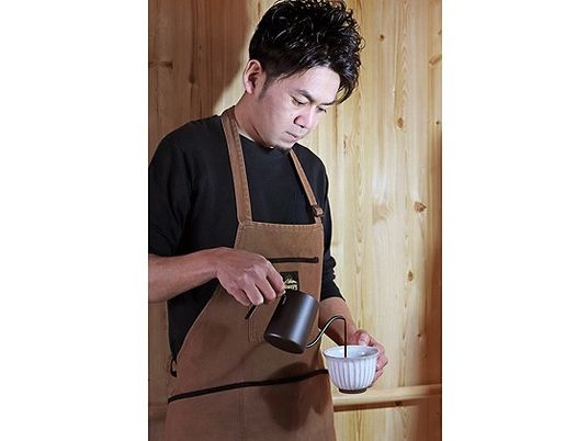 飲み物を用意する人物