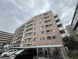 広々とした施設の外観