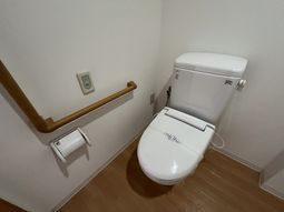 手すり付きのトイレ空間