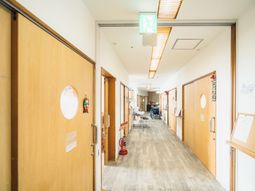 廊下の明るい日差し