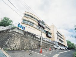 建物外観と駐車場