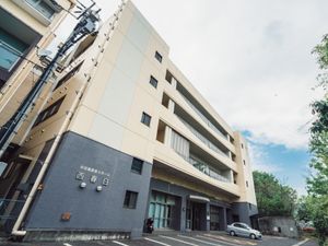 多階層の建物の外観