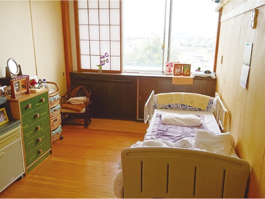 明るい居室のベッド  