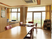 明るい食堂の窓辺  