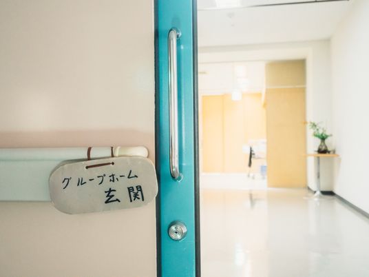 廊下から見たエントランス
