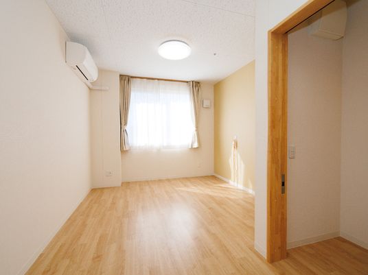明るく広々とした居室