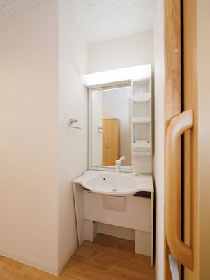清潔な洗面台のある居室