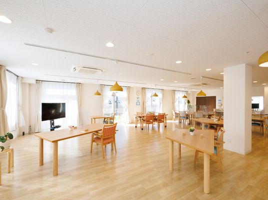 広々とした明るい食堂