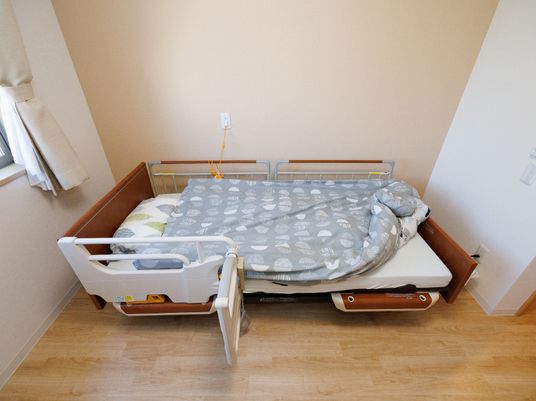 快適な居室のベッド
