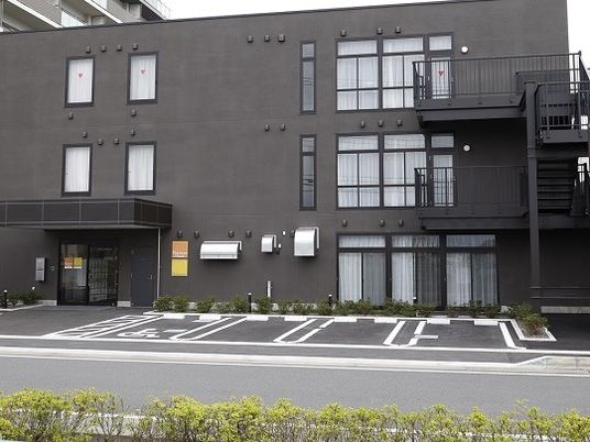 外観の駐車場付き建物  