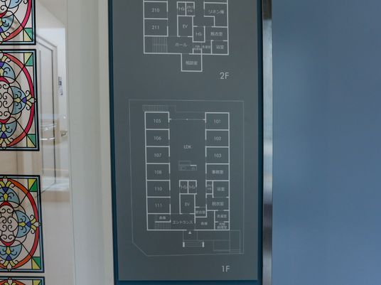 施設案内図が掲示されている