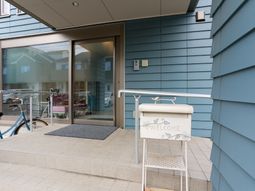 エントランスの明るい風景