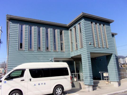 青い外壁の建物正面