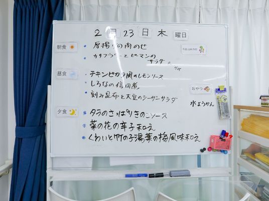 掲示物がある白いボード