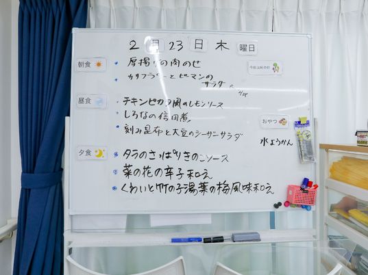 掲示物がある白いボード