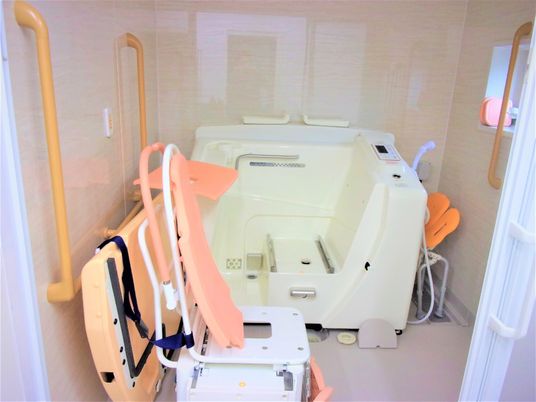 バリアフリー設計の浴室