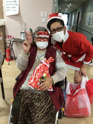 クリスマスの衣装を着た人
