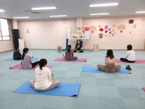 椅子が並ぶ多目的室
