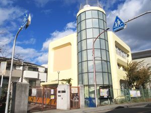 明るい黄色の建物外観