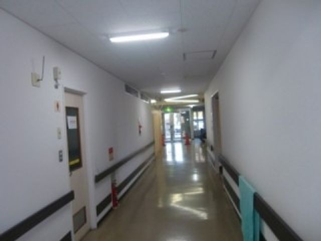 静かな廊下 廊下 落ち着いた雰囲気のある長い廊下です。明るい照明が優しい雰囲気を作り出しています。