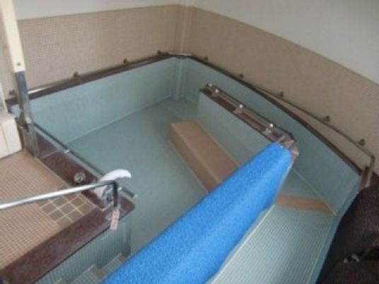 優しい色合いの浴槽