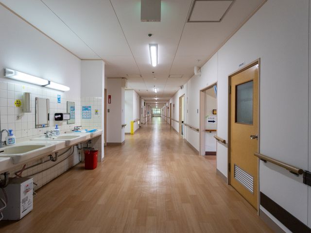 長い廊下 廊下 広々とした廊下には、自然光が差し込み明るく安全な移動ができます。適度な照明が快適さを提供します。