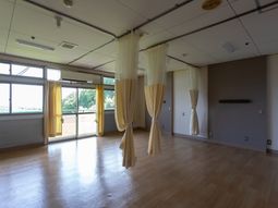 カーテンのある部屋