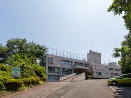 緑豊かな建物外観