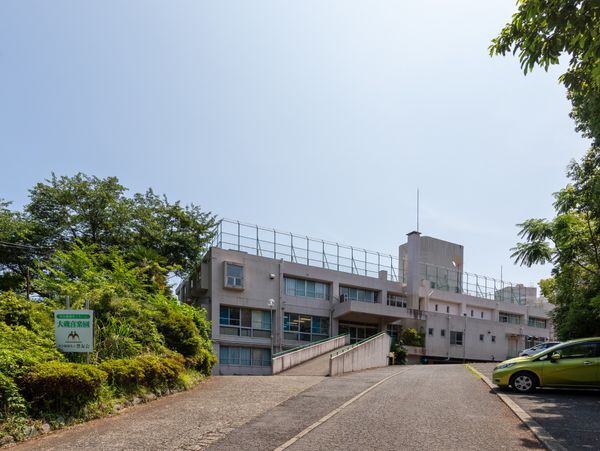 緑豊かな建物外観