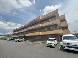 広い駐車場がある建物